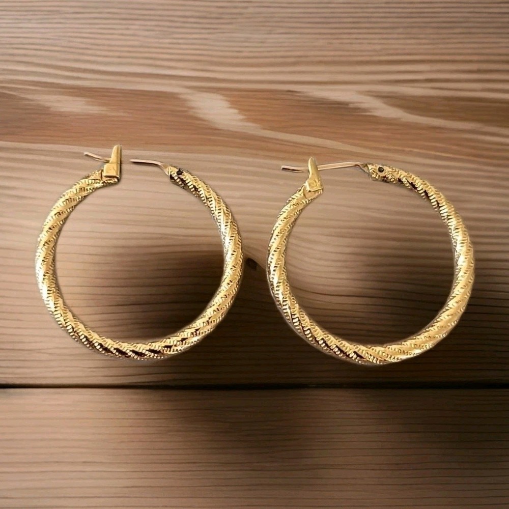 Rare Vintage 1″ Hoops Goldtone Ornate Earrings Eleborate Swirls Beautiful R8