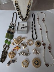 Vintage To Now Mixed Jewelry Lot 17 Pieces Most Signed Resell Wear