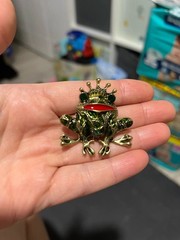 Vintage Frog Brooch Pin Green Rhinestone Eyes Gold Tone Animal Coat Scarf Gift N
