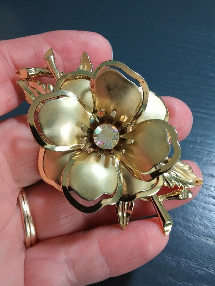 Vintage Gold Tone 3D Crystal Rhinestone Flower Brooch Pin. N11019