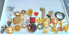 30 Vintage Brooch/Pins Lot–Some Signed—Goldtone Rhinestone Animals Cameo Flowers