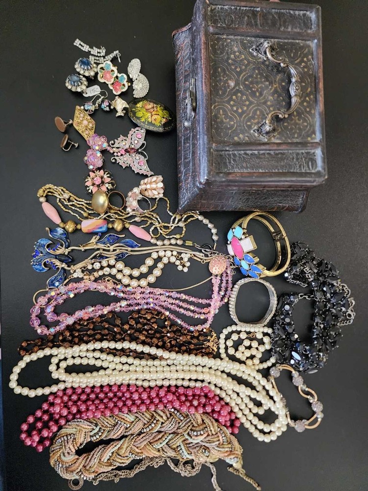 vintage jewelry lot of 29 in vintage box