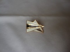 Vtg Samuel Huang Designer Cloisonne Triangles White & Black Gold Tone Scarf Clip