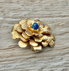Vintage Hattie Carnegie Signed Gold Tone 3D Flower Brooch Pin Possibly Lapis Cab
