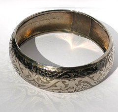 VTG Wide Silver Plate Bangle Bracelet Etched Grapes Vine Leaves Estate