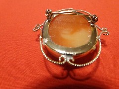 ANTIQUE LARGE CAMEO PIN -BEAUTIFUL GIRL WITH GOLD TONE METAL TRIM 2 x 1 3/4 in