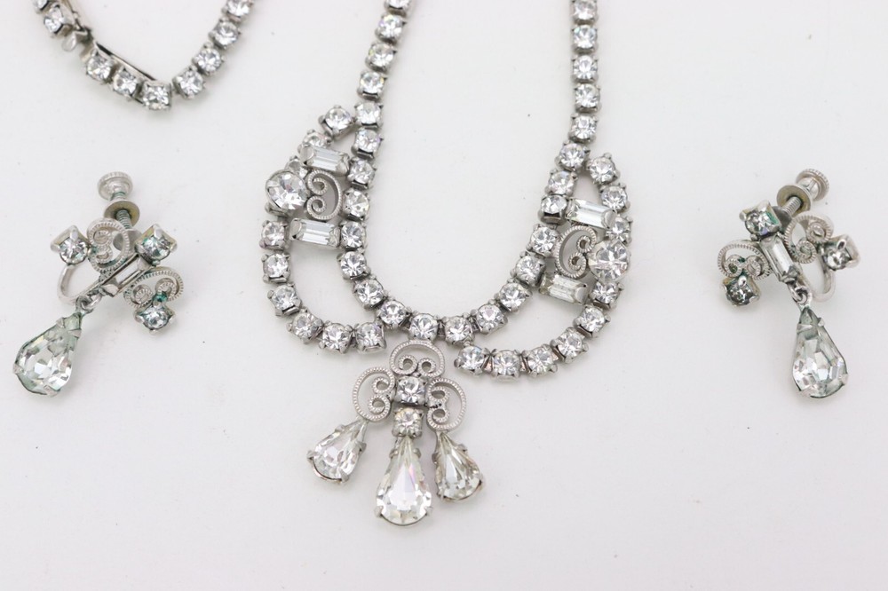 Lind Gal LG Clear Rhinestone Parure Silver Necklace Screwback Earring Set Clasp