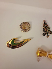 Set of 8 Vintage Brooches Assorted Sizes