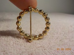 VINTAGE GOLDTONE METAL FAUX PEARL LINED ROUND BROOCH 1 1/8″ ROUND