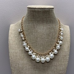 Modern Faux pearl and rhinestone beaded Avon necklace in gold tone metal