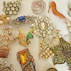 Vintage To Now Lot Of 18 Unsigned (1 signed) Gorgeous Brooch & Pin