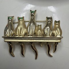 Vintage AJC Six Cats Sitting On A Shelf W/ Moving Tails Brooch in Gold Tone