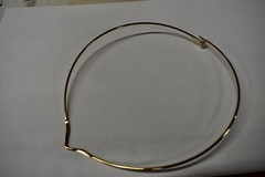AWESOME METAL CHOKER NECK WIRE (14 gauge)ROUND CIRCULAR GOLD TONE W HAMMERED V
