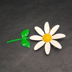 Vintage Jewelry White, Yellow And Green Enamel Flower Pin Brooch. 17.463