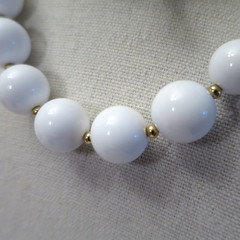 VTG Japan White & Gold Tone Beaded Necklace 30″ Fluoresces Beautiful Graduated