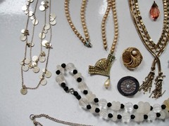 NICE LOT OF VINTAGE JEWELRY MOST TO WEAR SOME FOR REPAIR
