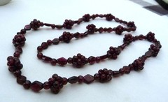 27 1/2″ LONG VINTAGE GARNET GEMSTONE CLUSTER & DIAMOND SHAPE BEADS NECKLACE