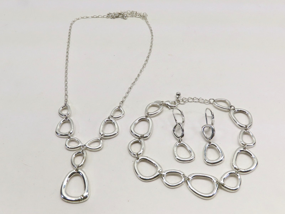 SAQ Jewelry Set Necklace Earrings Bracelet Silver Tone Gorgeous D2611