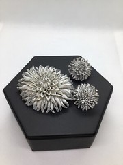 Vintage 1950’s Bubbleite Featherlight Celluloid Floral Brooch & Clip Earring Set