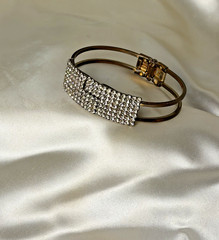 Vintage Gold Tone Hinged Rhinestone Bracelet – 2.5 Inches