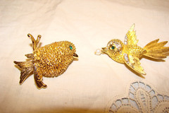TWO VINTAGE GOLD TONE RHINESTONE BIRD BROOCHES GREEN EYES PEARL