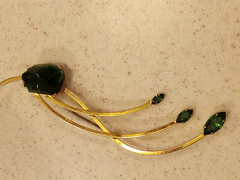 VTG 18″FAUX GOLD LINK NECKLACE-SIMULATED EMERALD PENDANT/PIN -MAGNETIC CLASP