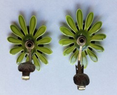 Vintage Retro 1960s Green Daisy Brooch + Clip-On Earrings Set, Antique Fashion