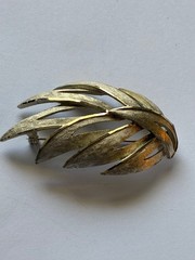Vintage BSK Matte Gold Tone Large Textured Leaf Brooch Pin – 2.5 inches