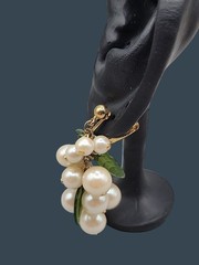 Vtg Avon Pearlesque Grape Cluster Dangling Post Earrings 1997 Faux Jade Accent