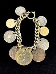 Vintage 1950s Chunky Curb Chain Gold Tone WORLD COINS Charm Bracelet 7 1/2″ L