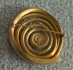 MUSEUM OF MODERN ART MODERNIST SWIRL MATTE GOLD TONE PIN BROOCH