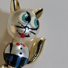 Vintage Spain Painted Faux Pearl Tuxedo Cat Brooch Pin Gold Tone 1.25in Kitsch