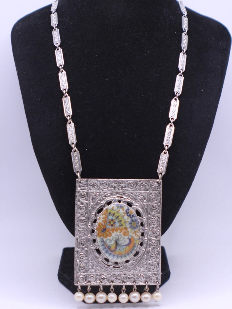 Vintage Berber Silver Tone Cameo Dangle Faux Pearl Necklace 23”