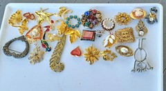 30 Vintage Brooch/Pins Lot–Some Signed—Goldtone Rhinestone Animals Cameo Flowers