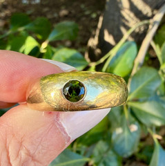 VINTAGE 14K GOLD FLUSH SET GREEN TOURMALINE GYPSY RING VERY HEAVY CHUNKY UNISEX