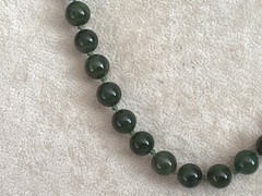 INCREDABLE VINTAGE HAND KNOTTED GENUINE JADE BEAD UNIQUE CLASP NECKLACE NR
