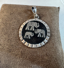 Vintage 950 Silver and black 3 Elephant Round Pendant Marked TV-102