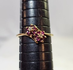 vtg 10K Yellow Gold Ring Sz 8.75″ w 2 Flower 12 Rubies & 2 Diamonds Dainty-2.67g