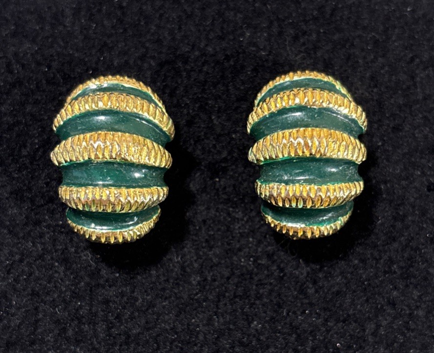 Vintage Mimi D N Green Enamel Ribbed Gold Tone Clip On Earrings Signed Runway