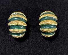 Vintage Mimi D N Green Enamel Ribbed Gold Tone Clip On Earrings Signed Runway