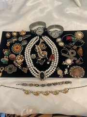 VINTAGE Junk Jewelry Lot FOR CEAFTS Some Signed Pieces Broken Singles Age Wear