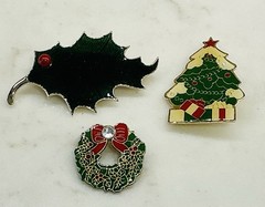 VTG Lot 22 Pins Christmas Holiday Santa Ornament Tree Candle Wreath Stockin Bell