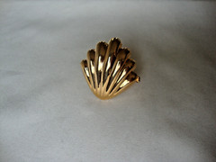 VTG 1970s SCALLOPED SEASHELL GOLD TONE HINGED W/ SAFETY CATCH DRESS/SCARF CLIP
