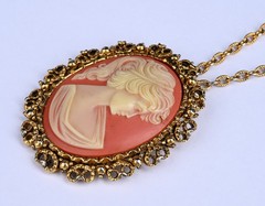 Vintage Cameo Pendant Necklace Gold Tone Filigree Chain 23″