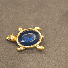 VTG TRIFARI Signed Blue Cabochon Gold Tone Turtle Pendant SELL AS PICTURED (1)