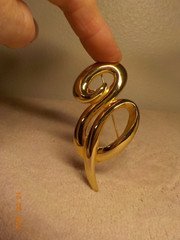 TONA SIGNED VINTAGE GOLDTONE METAL SMOOTH AND STRIATED SWIRL LOOPED BROOCH 3″ L