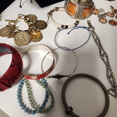 160 Pc Vintage To Now Mixed Jewelry Lot Necklaces Bracelets Brooches Rings Pins