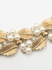 Crown Trifari Goldtone And Faux Pearl Leaf Bracelet 6.5 In