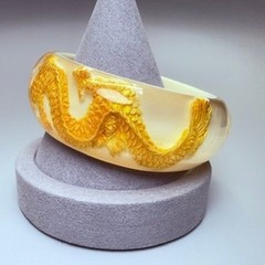 Chunky Vintage Asian Dragon White and Gold Lucite Bangle Bracelet 7.5″ Boho