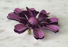 Vintage Retro Layered Shades of Purple Enamel Daisy Flower Metal Brooch Pin